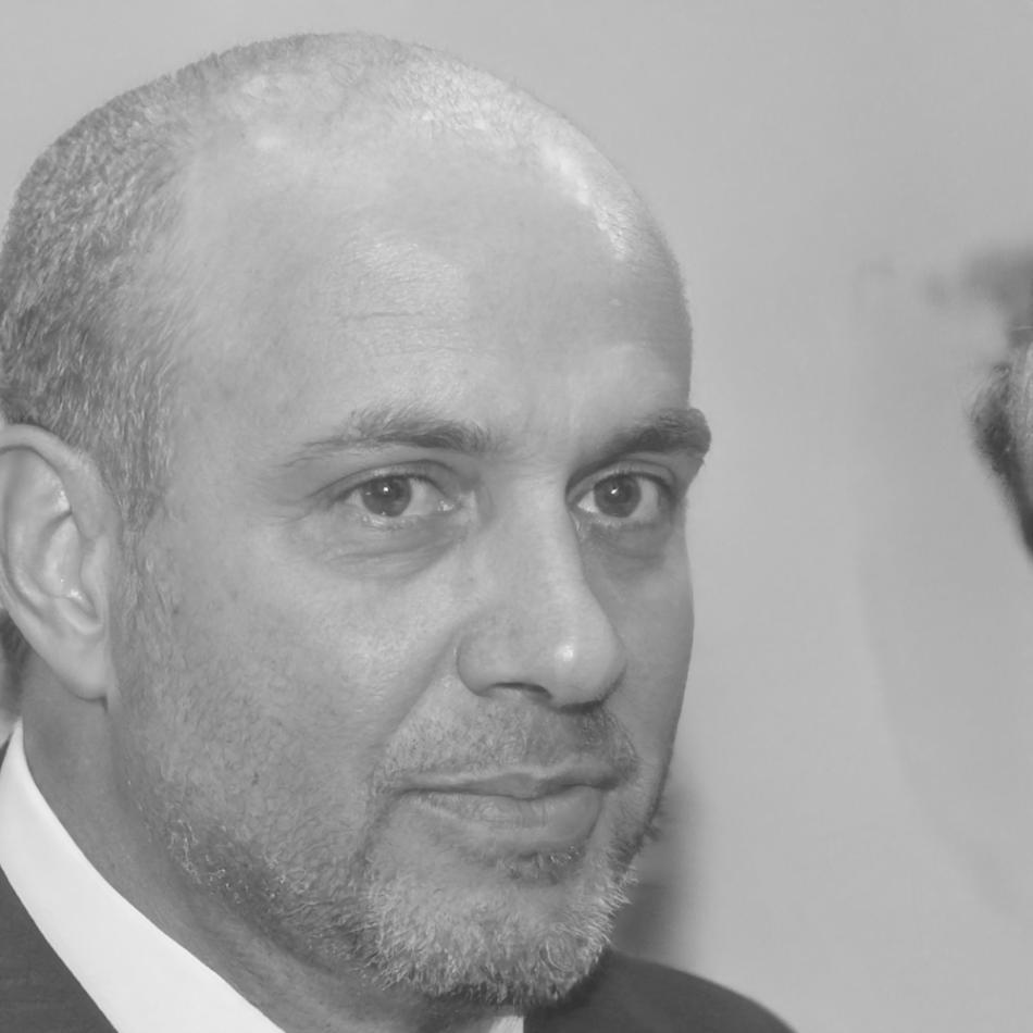 Retrato profesional de Miguel Serrano