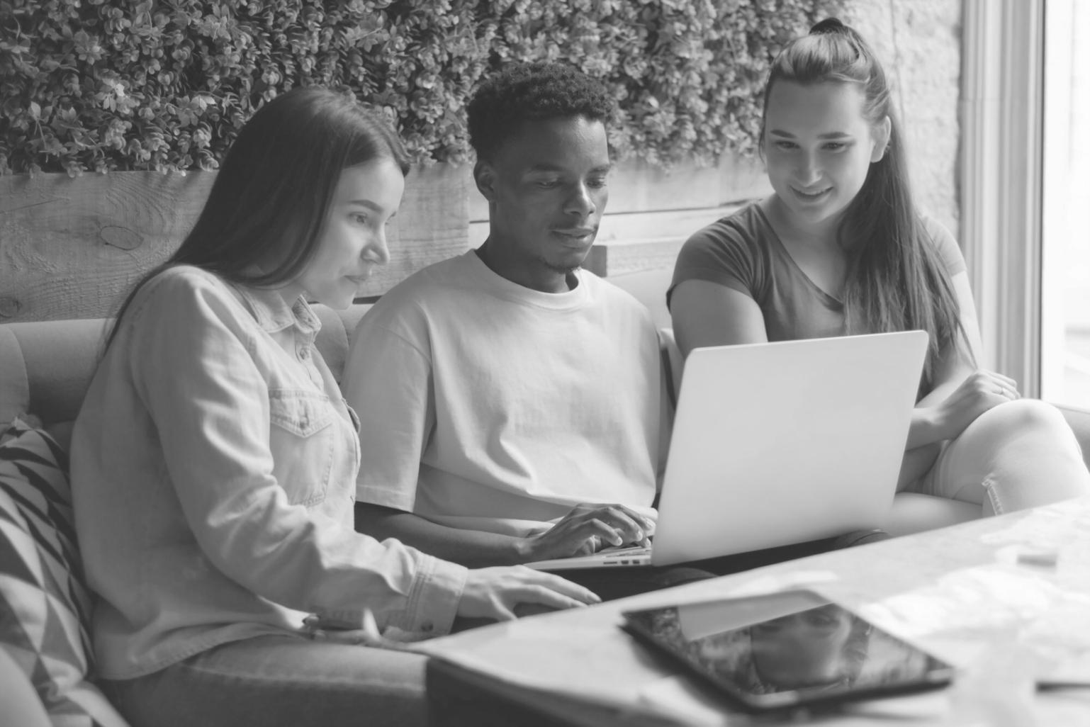 Equipo de gevaroliso trabajando en análisis financiero
