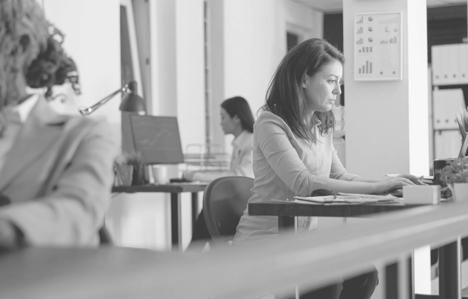 Estudiantes trabajando en ejercicios prácticos de presupuesto