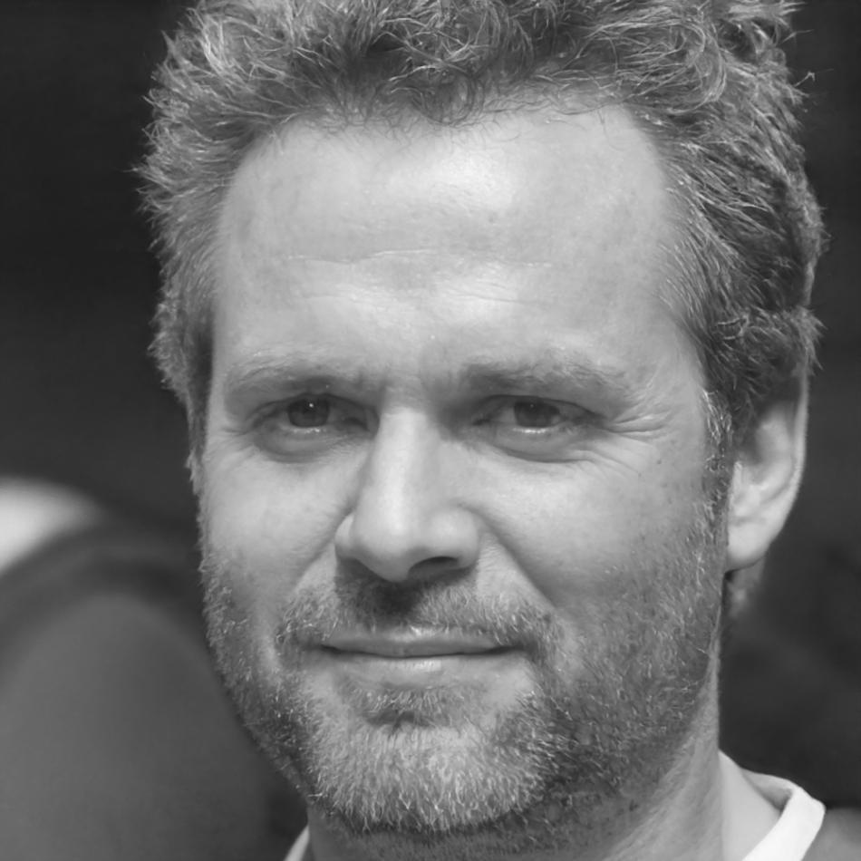 Retrato profesional de Andrés Vázquez