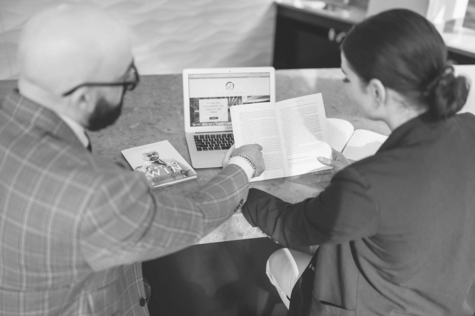 Gráficos y análisis financieros mostrando mejoras en gestión de presupuestos familiares