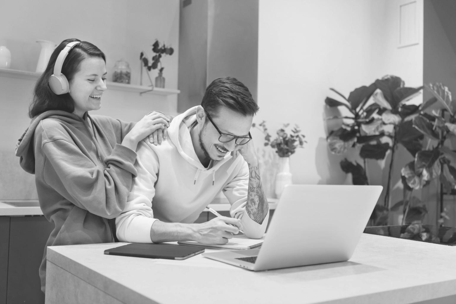 Espacio de trabajo casero organizado para gestión financiera