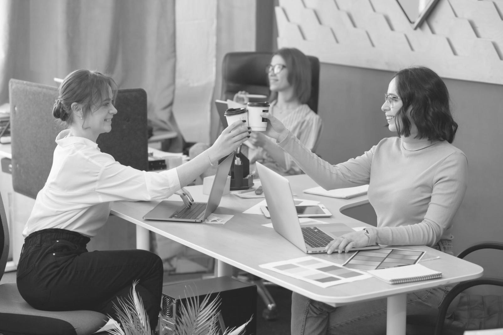 Persona analizando documentos financieros y calculando presupuestos en un escritorio ordenado